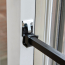 Discontinué : Barre de sécurité pour porte patio avec verrou anti-soulèvement, ensemble pour contracteurs, noir (40 unités)