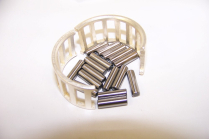 MERC/CHRYSLER BOTTOM ROD BEARING WITH RETAINER