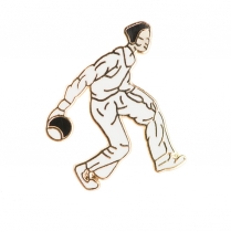 INSIGNE EN ÉMAIL REPRÉSENTANT UN JOUEUR