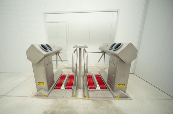 Disinfect hands and footwear in the hygiene sluice